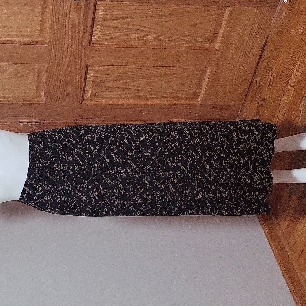 Midi floral Briggs new york skirt. No size tag but it measures 14in on the waist